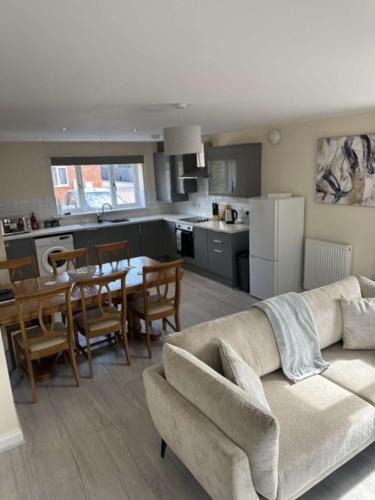 Balderton House | Newark area - modern 3 bedroom semi with free off road parking for 2 vehicles