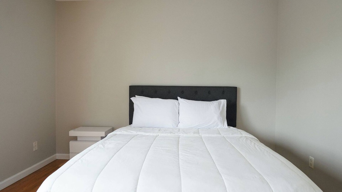 Newark Apartment | Newark Liberty Gem Brick House - Apt 3