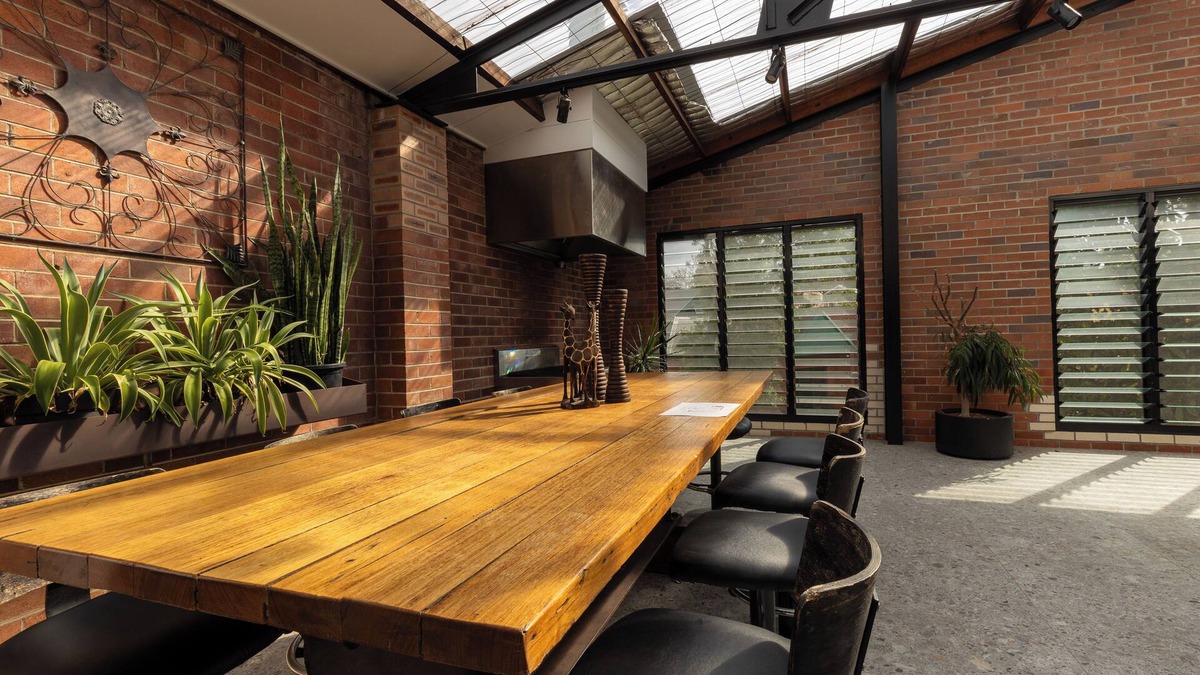 Newcastle West House | Newcastle CBD Penthouse | Spa & Entertainment