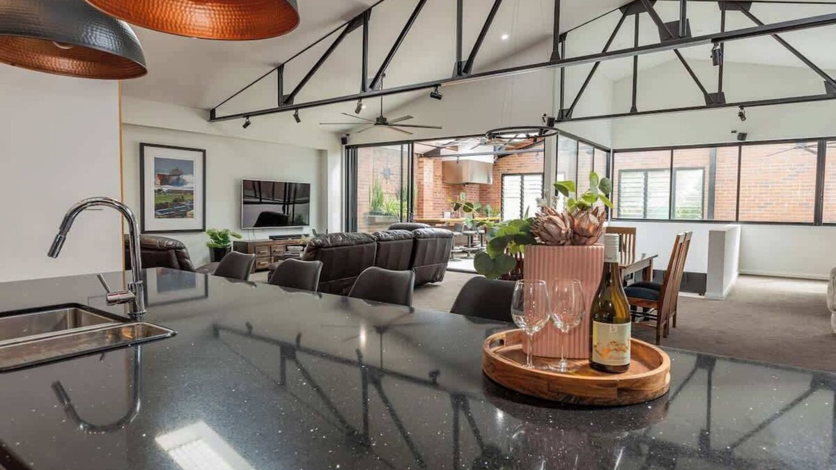 Newcastle West House | Newcastle CBD Penthouse | Spa & Entertainment