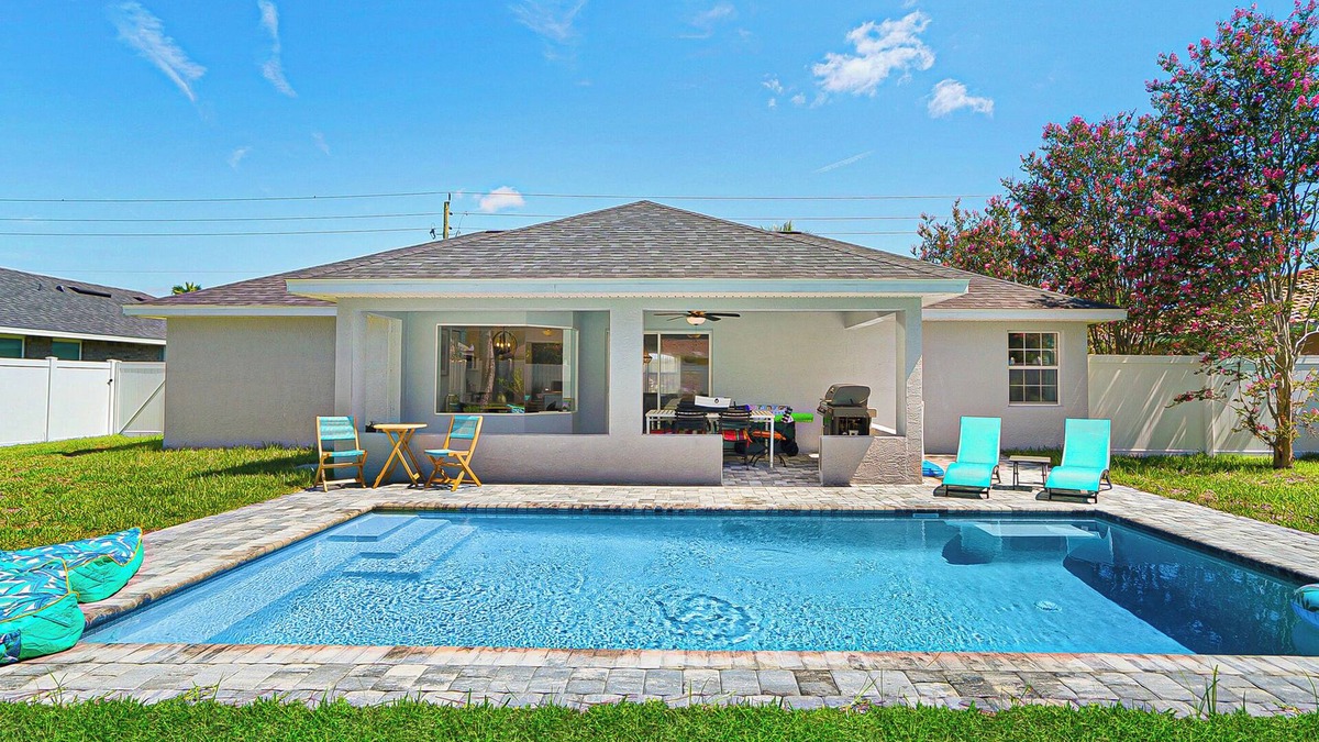 Palm Harbor House | NEWELY RENOVATED Coastal Luxury Retreat up to 12p Pool Spa Firepit Golf & Beach