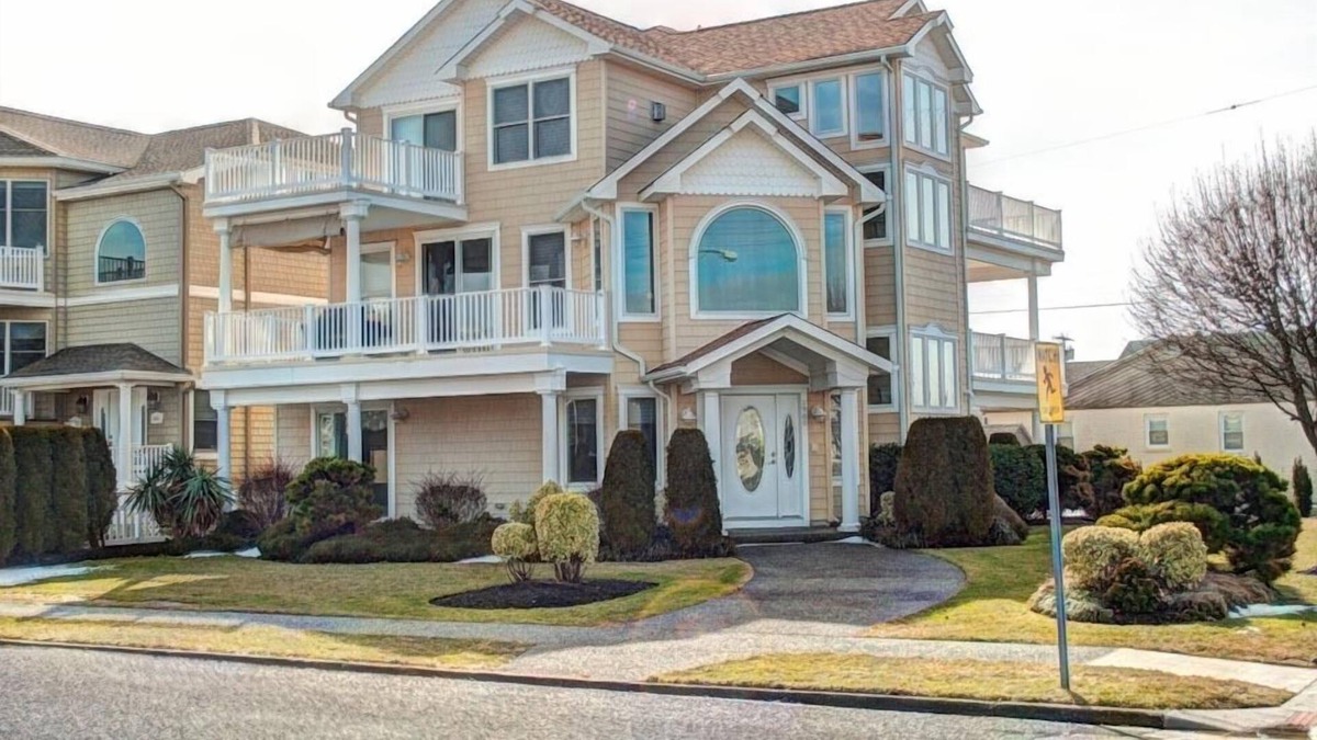 A-Zone House | Newer 4BR Home - Prime Location - Close To Everything - New rental