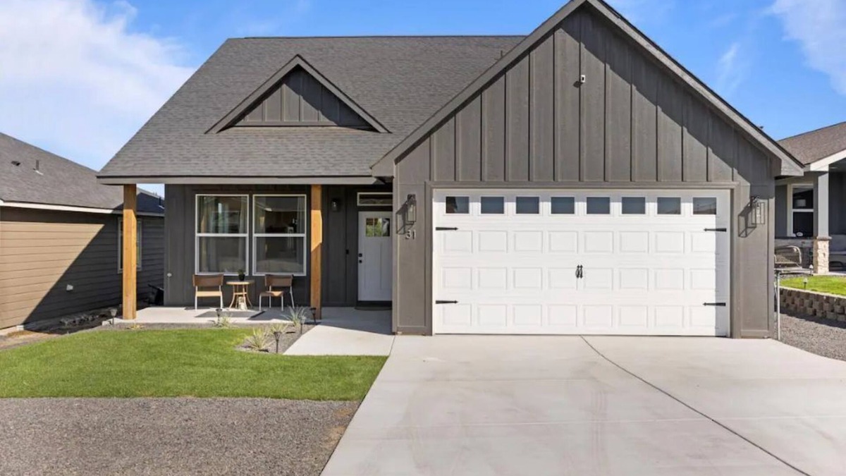 Moses Lake House | NEWER Home-HotTub 3 bd. Golf Course-Lake View!