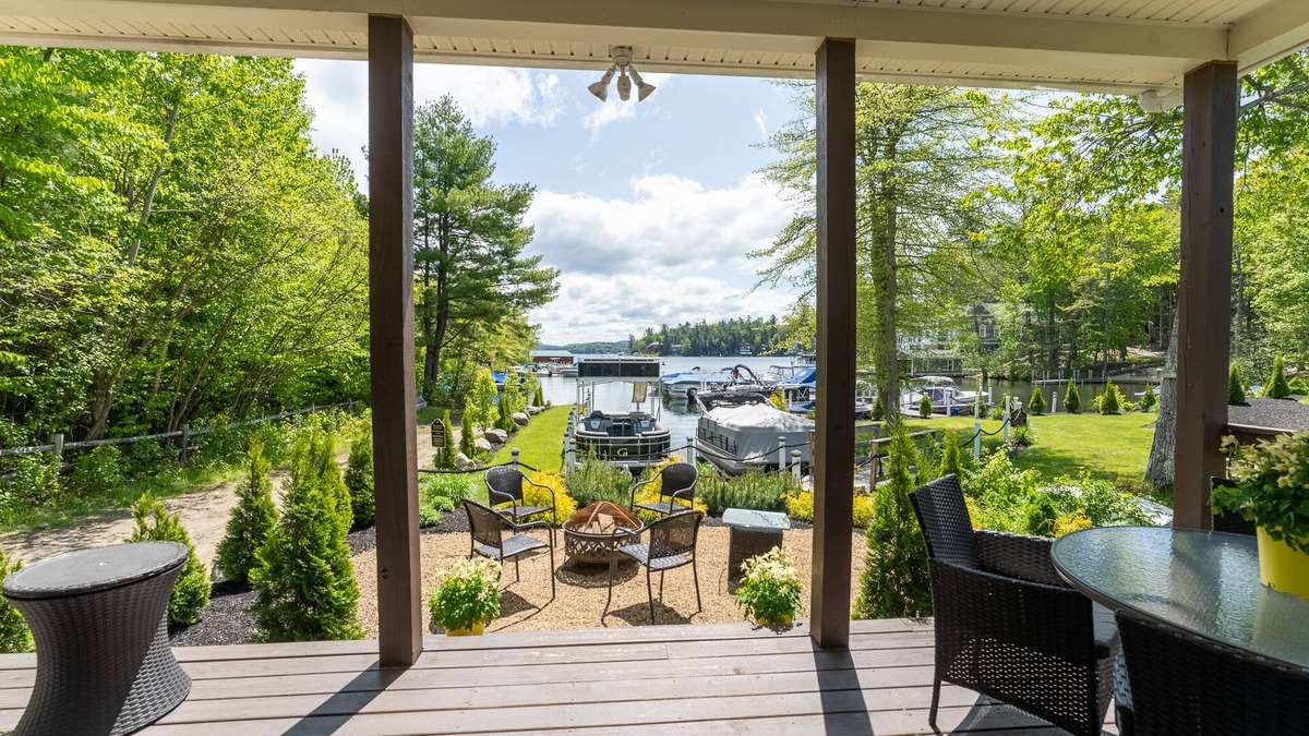 West Alton House | NEWER LAKEFRONT- 4 season home sleeps 6