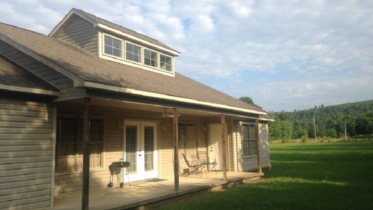 Houston House | Newer, quiet, spacious country home, great for relaxing or as a travel hub