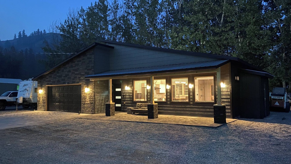 Conconully House | Newley built modern home. Close to lakes and down town food and restaurants.