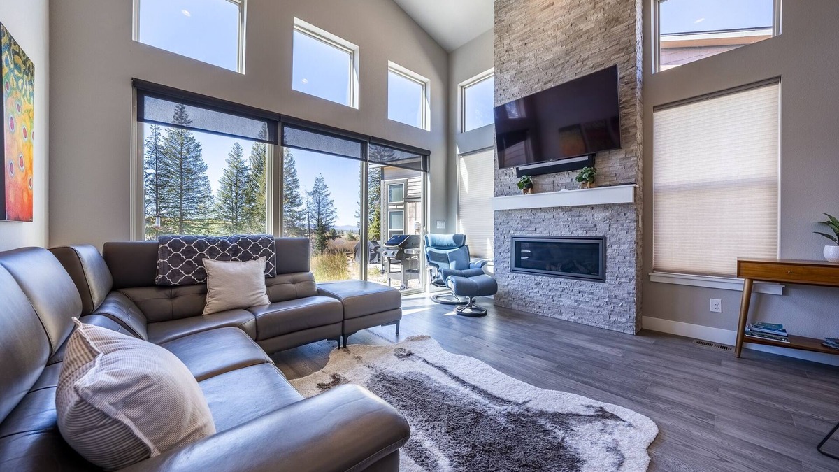 Rendezvous Condo | NEWLY beautiful duplex @ Rendezvous. Minutes to town & resort & AMAZING VIEWS