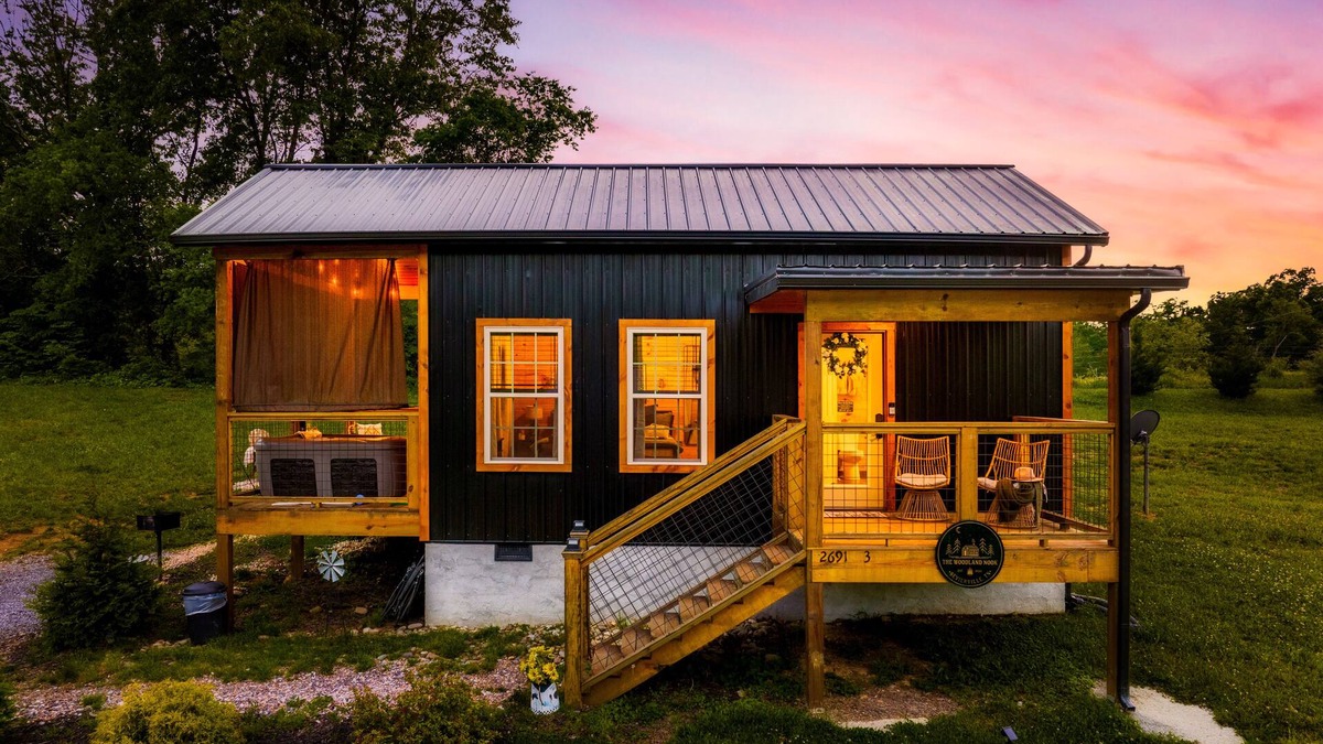 Sevierville Cabin | ☆NEWLY Build Cabin☆ Hot Tub ◇ Fire Pit ◇ Fireplace ◇ Dog-friendly