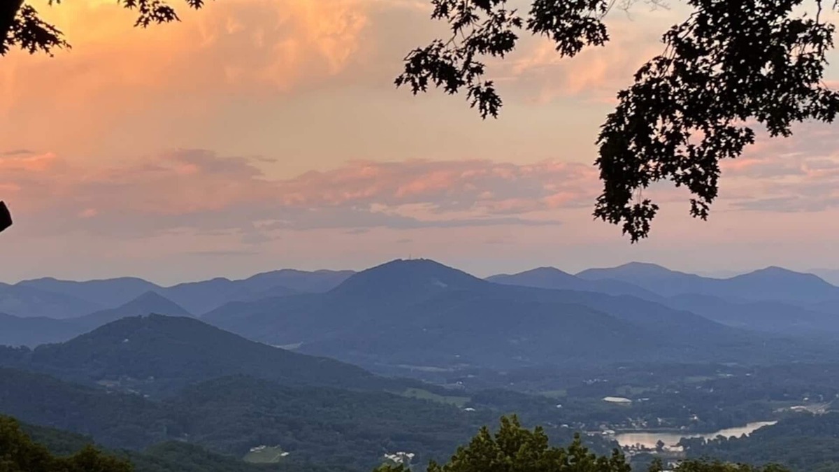 Waynesville House | Newly Built 2021! 4 BD 4.5 BA, Luxury Home, Mtn Views, Hot-tub!