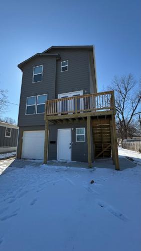 Warrensburg House | Newly built 3 level home 2 minute drive to UCM
