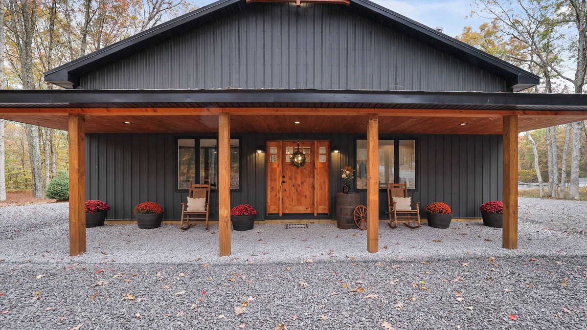 Jim Thorpe House | Newly Built Barndominium w/Golf Sim, Hot Tub, Firepit, Minutes to Jim Thorpe!