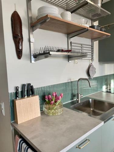 Blockhusudden Apartment | Newly built bright apartment, close to everything If you want to visit Stockholm, you will find the perfect accommodation here! Ferry line 80 makes it very convenient and easy to get to the city center