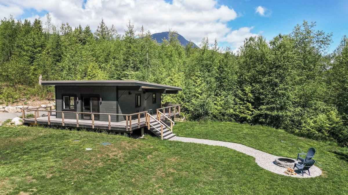 Gibsons Cabin | Newly built cabin on acreage, loaded with amenities, 5 mins drive to everything!