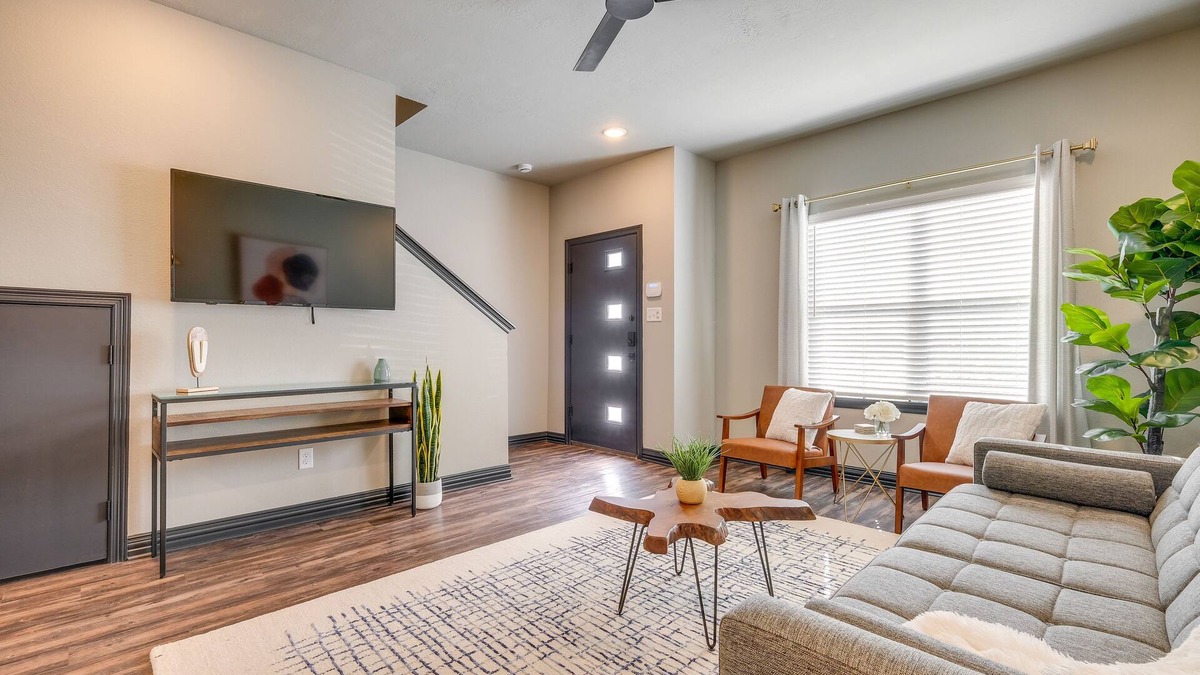 College Station Condo | Newly Built 'Corner Hideaway' 3 Mi to Texas A & M