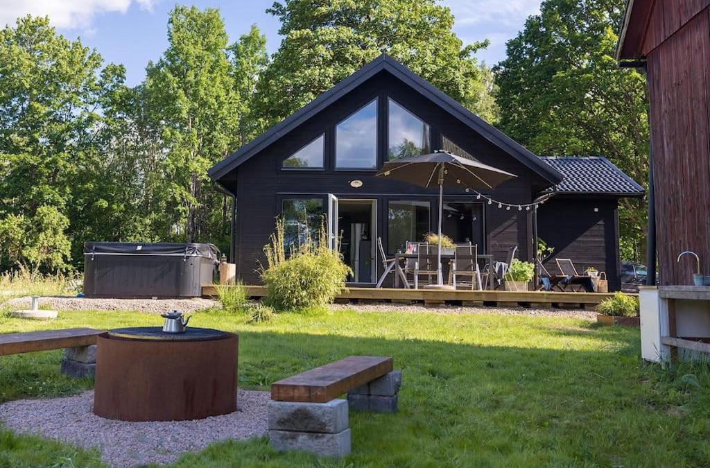 Almhult House | Newly built cottages with jacuzzy and sauna
