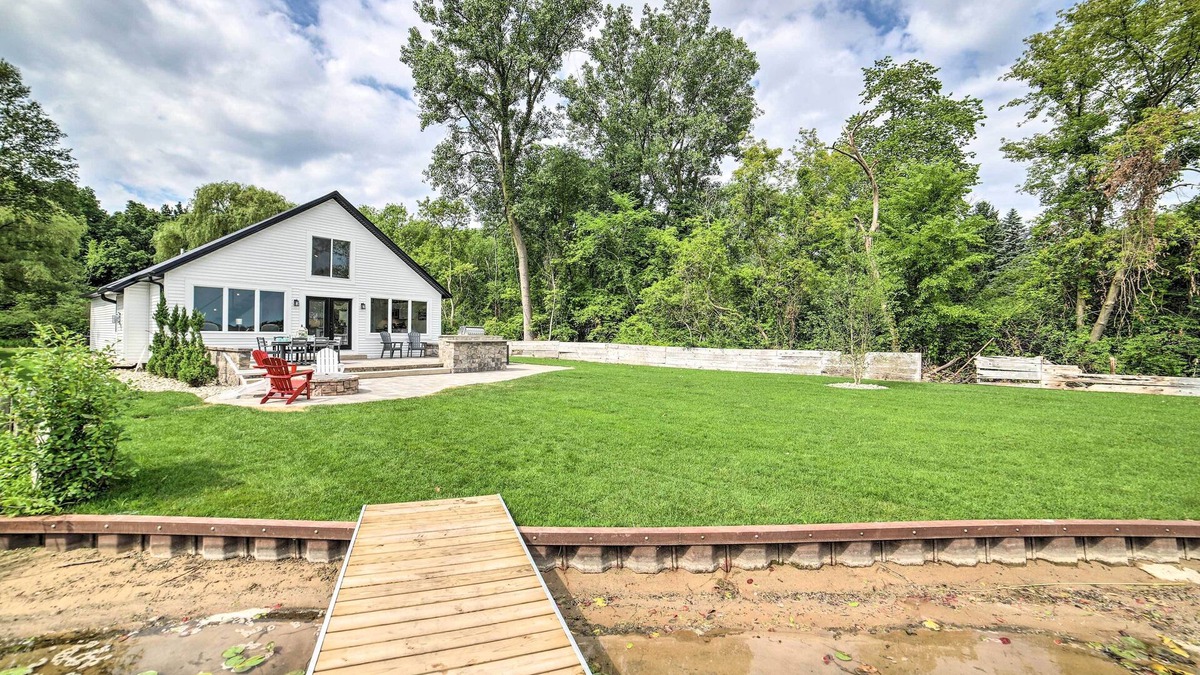 Jackson House | Newly Built Gilletts Lake Gem: Dock & Hot Tub