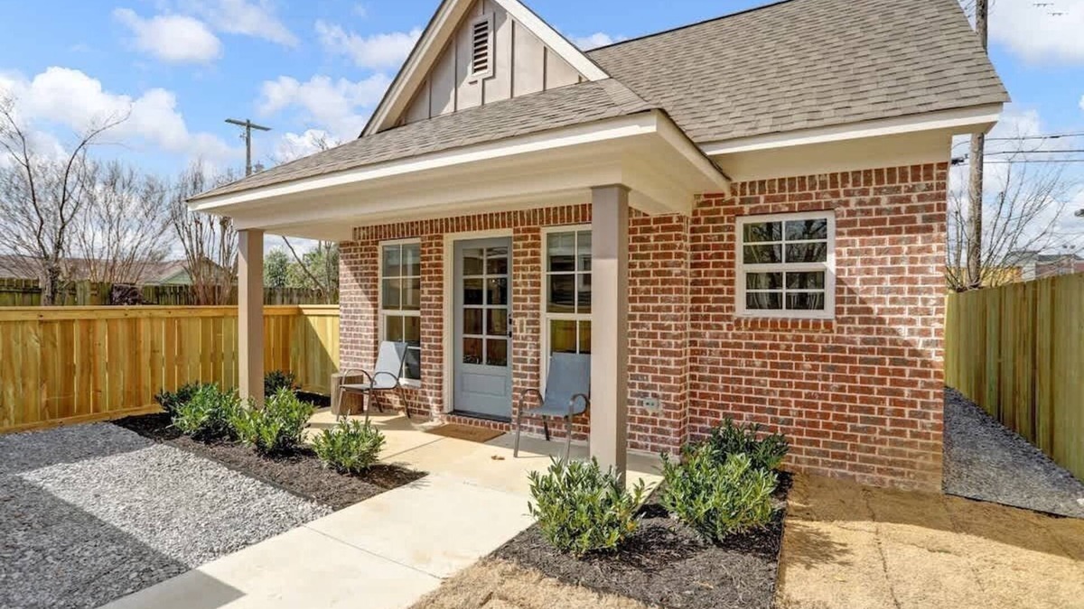 East Memphis House | Newly Built Guest House Next to Liberty Bowl