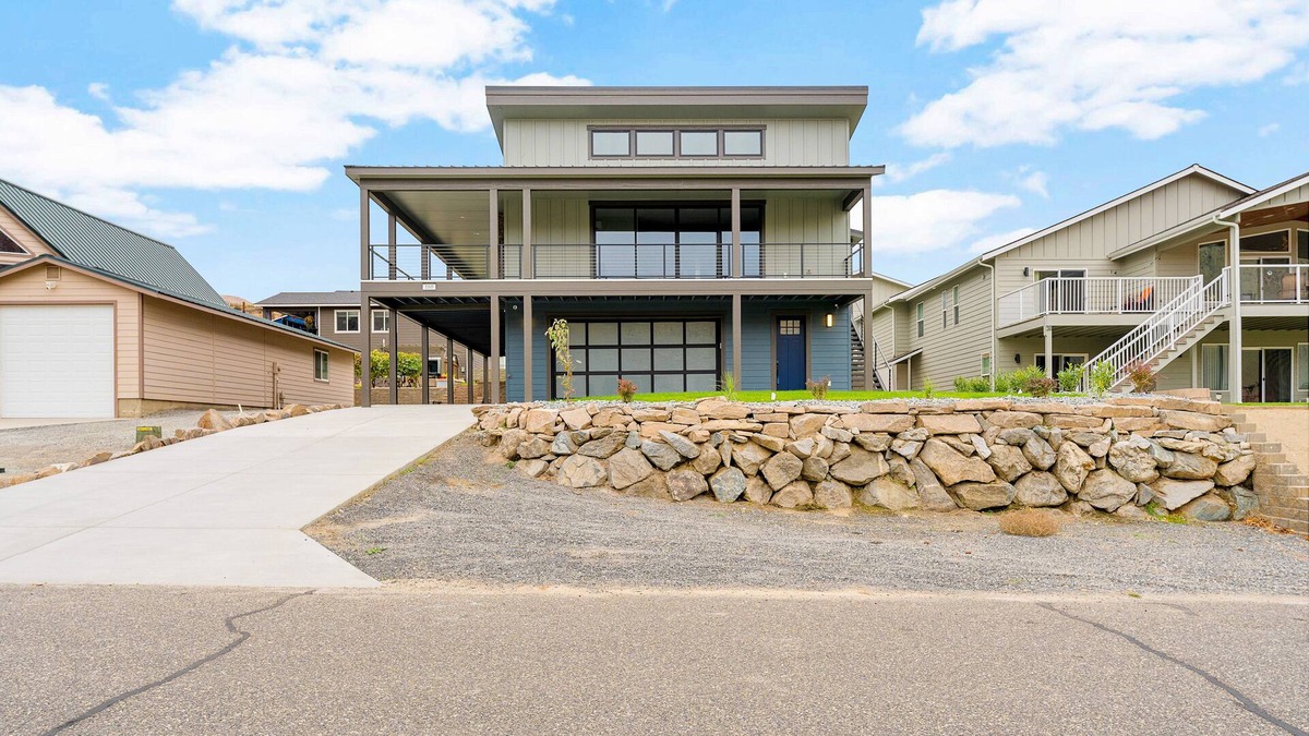 Orondo House | Newly built home with mountain & lake view, great deck, pool, marina & clubhouse