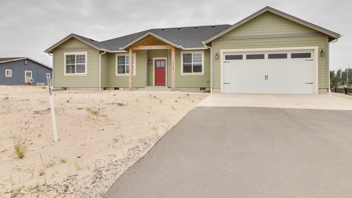 Warrenton House | Newly-Built, Lake-View Getaway with Firepit and Bikes - 1 Mile from Beach