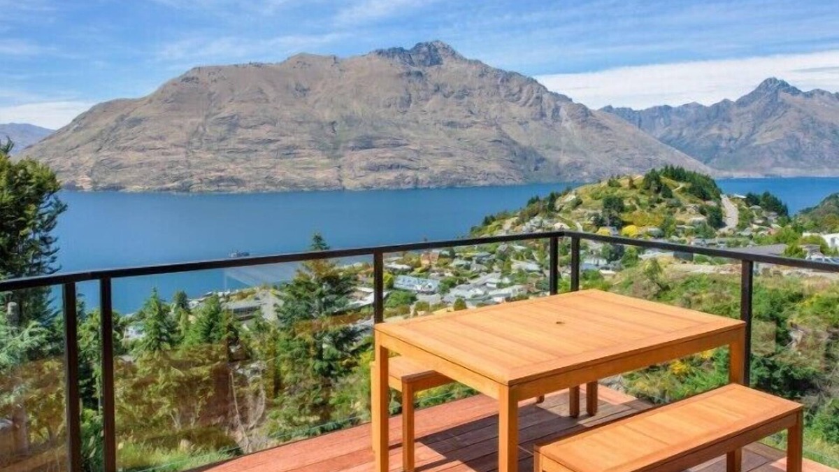 Fernhill House | Newly Built Luxe House with Magnificent View