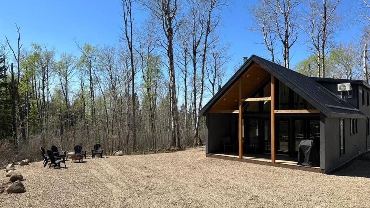 Wasagaming Cabin | Newly built luxurious cabin with hot tub, jacuzzi and bbq grill and fire-pit!