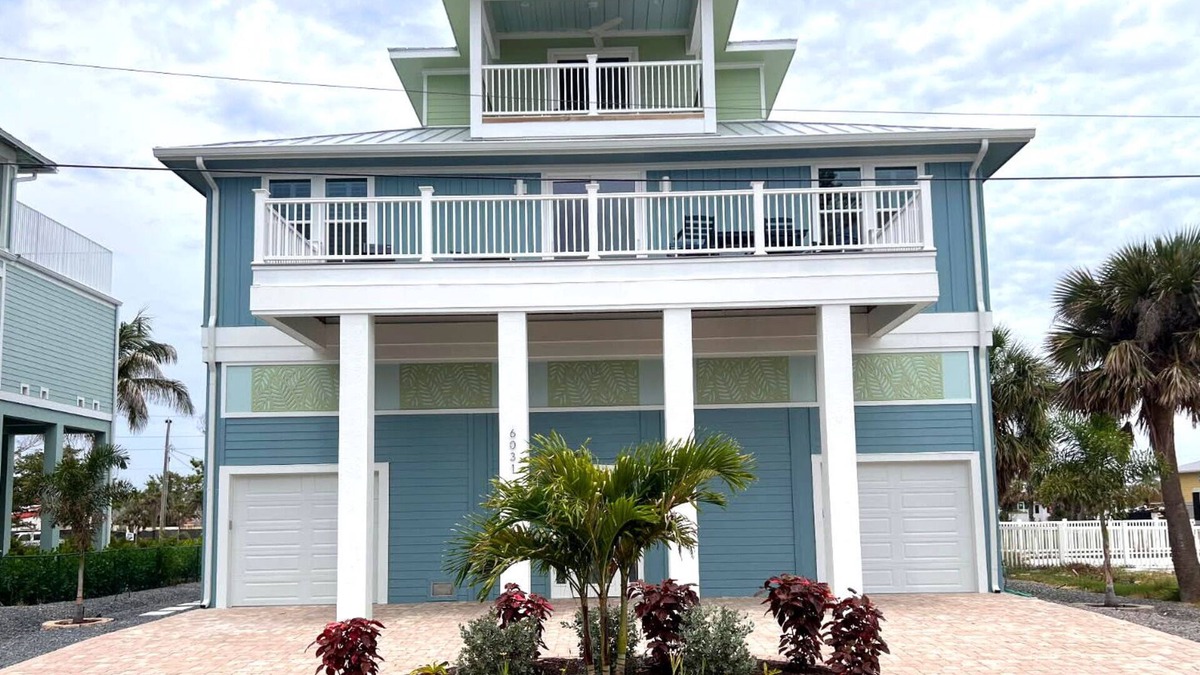 Mid Island House | Newly Built! Pool! Your perfect beach getaway! Gulf-Side, Beach!