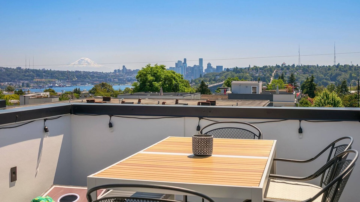 Fremont House | Newly Built Seattle Townhome w. Lake/Skyline Views