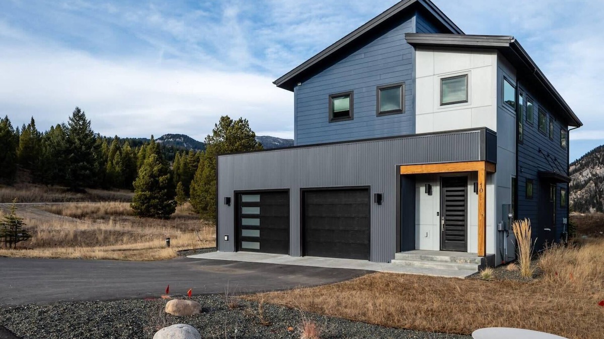 Gallatin Gateway Cabin | Newly Designed Home with Hot Tub | Aspects Big Sky