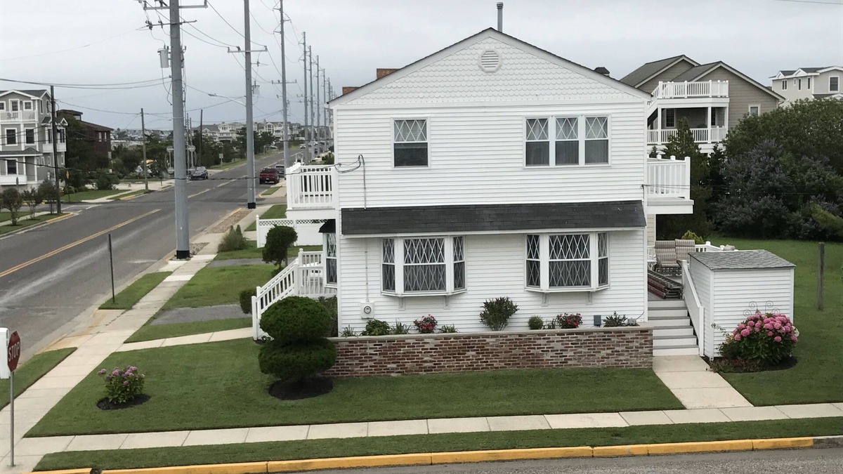 Avalon House | NEWLY DISCOUNTED AVALON house accross from the Bay and 12 houses from the beach