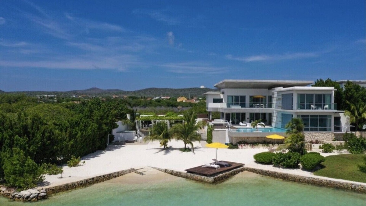 Savaneta Villa | Newly Expanded! Lavish & Exclusive Beachfront Mansion.