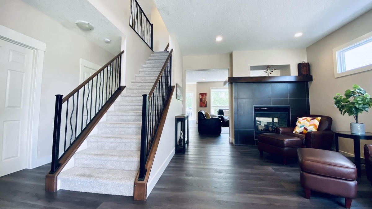 Springbank Hill House | Newly Furnished 3BDR House w/AC in High-end Calgary West