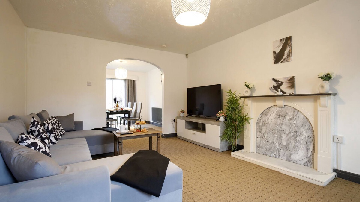 Didsbury House | Newly-furnished, Detached 4 bedroom Didsbury home
