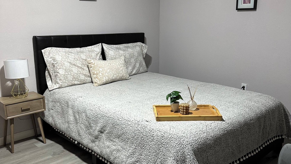 Nut Tree Bed & Breakfast | Newly Furnished, Private One Bedroom, One Bath with Laundry Room in Vacaville