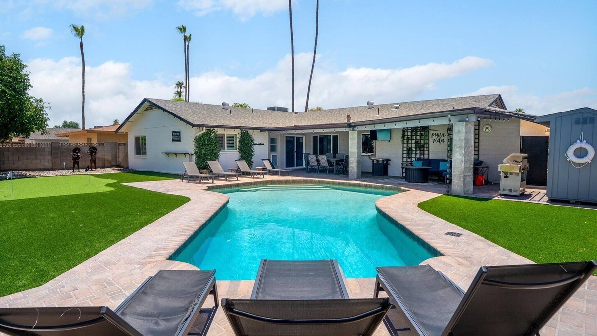 Glendale House | Newly Furnished | Sparkling pool | Sleeps 9