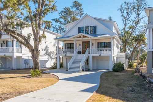 Sweetgrass House | Newly Listed on Davis Love! Golf Course Views!