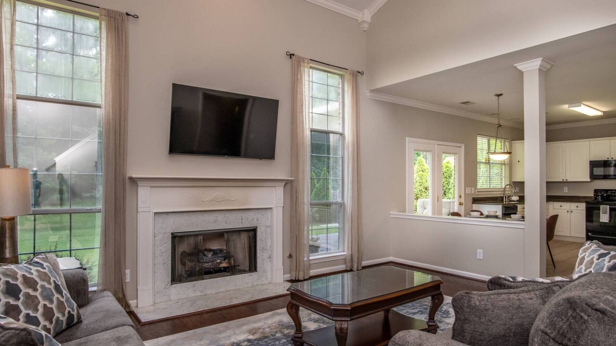 Sand Ridge House | NEWLY LISTED ~ Stylish & Comfy ~ 15min to Downtown