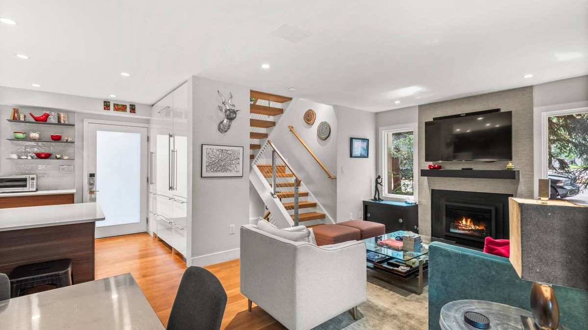 West End Condo | Newly Listing! Aspen Townhome On Shuttle. Multi-Level W/Gas FP, WD. Easy Access To Mtn, Town, Trails