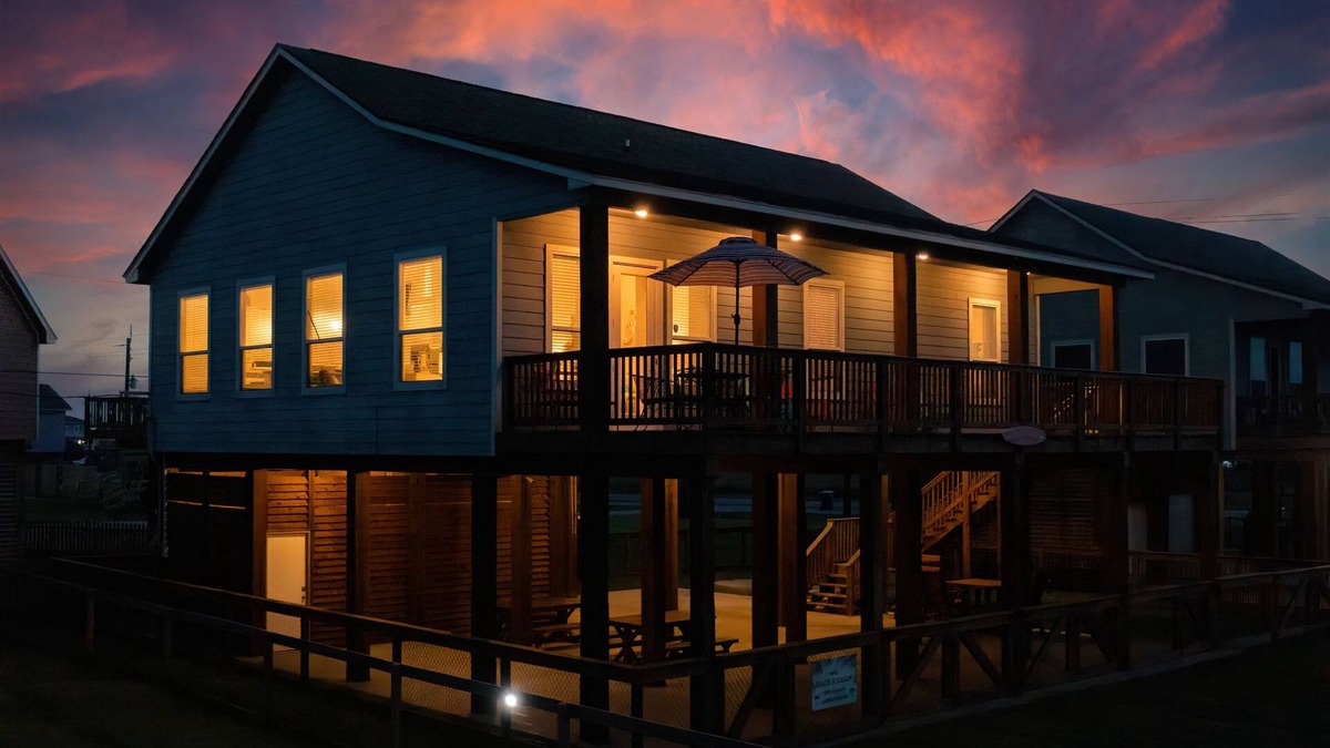 Surfside Beach House | Newly painted 4 Bed, 4 bth lux beach house + hot tub is steps to beach & lake