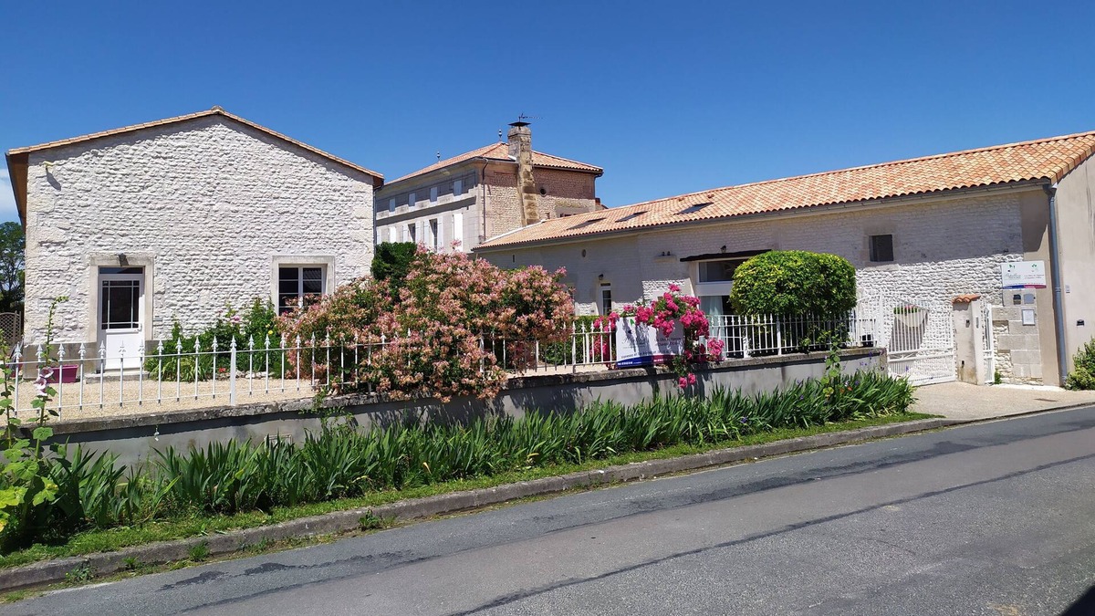 Saint-Seurin-de-Palenne Cottage | Newly renovated child friendly gîtes, secure heated swimming pool & 2 play areas