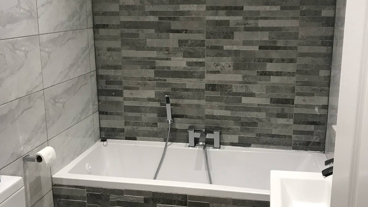 Southgate House | Newly reburbished 5 bedroom house with private parking and garden