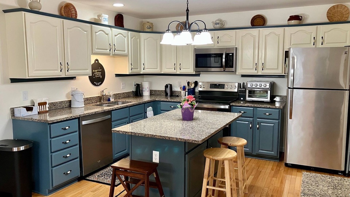 State College House | Newly refinished, close-by, comfortable
