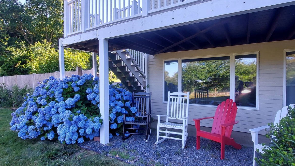 Narragansett Pier House | Newly Refreshed! Prime Location - Walk to Nrgst Pier Beach or Narrow River.