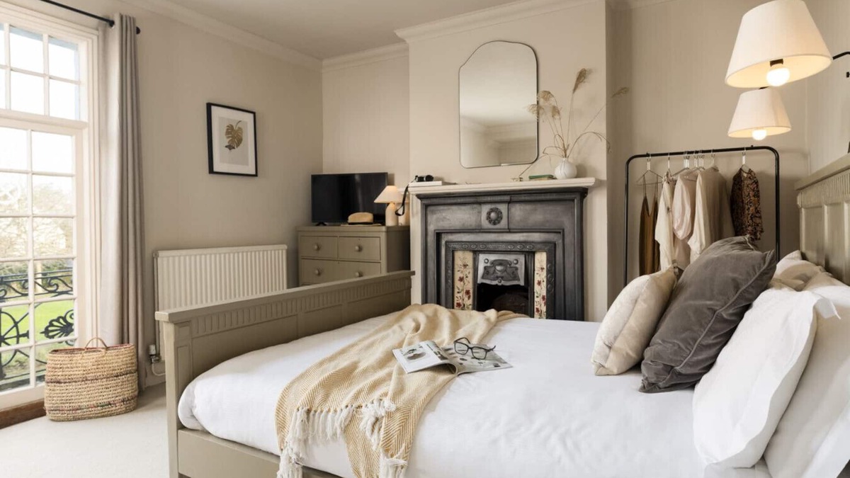 Hurstpierpoint House | Newly refurbished en-suite triple room village location