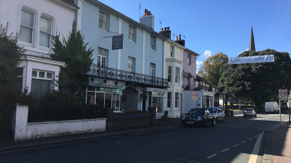 Hurstpierpoint House | Newly refurbished ensuite double room village location