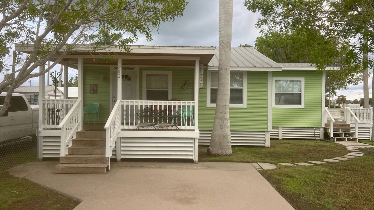 Plantation Island House | Newly Refurbished Home in the middle of Everglades City with Fishing from Dock