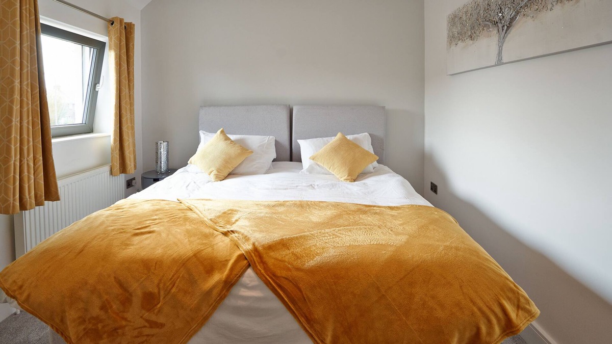 Slough House | Newly Refurbished 4 Double Bed House with Parking