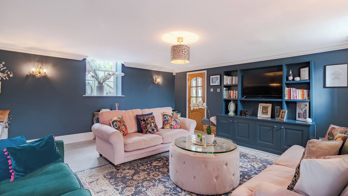 Longham House | NEWLY REFURBISHED Coach house, private garden, Hot Tub, Games rm, Lake, sleeps 8