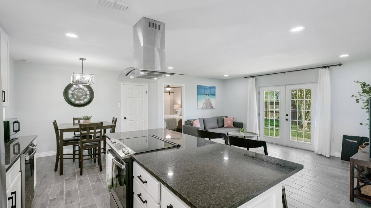 South Side House | Newly REMDL Family friendly King bed 3BR w/4Smart TV.