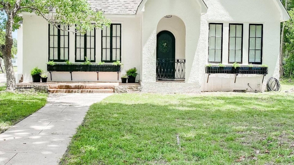 East Natchitoches House | Newly remodeled 1930's cottage! Close to everything in the heart of Natchitoches