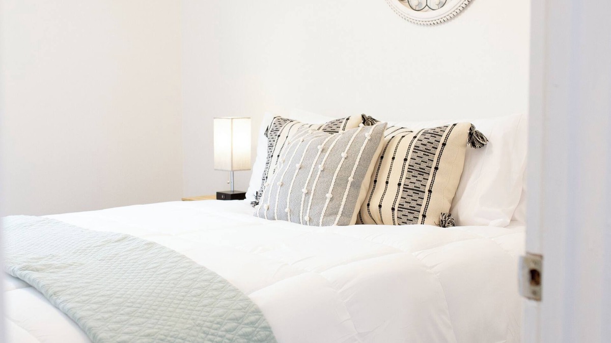 Capital View Apartment | Newly Remodeled 2-BR across UAMS Hospital #C